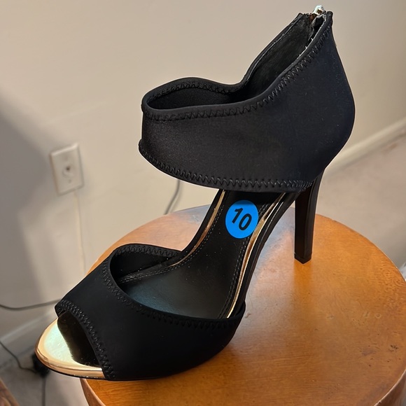 BCBG generation Black/gold open toe shoes. High heel. - Picture 3 of 5